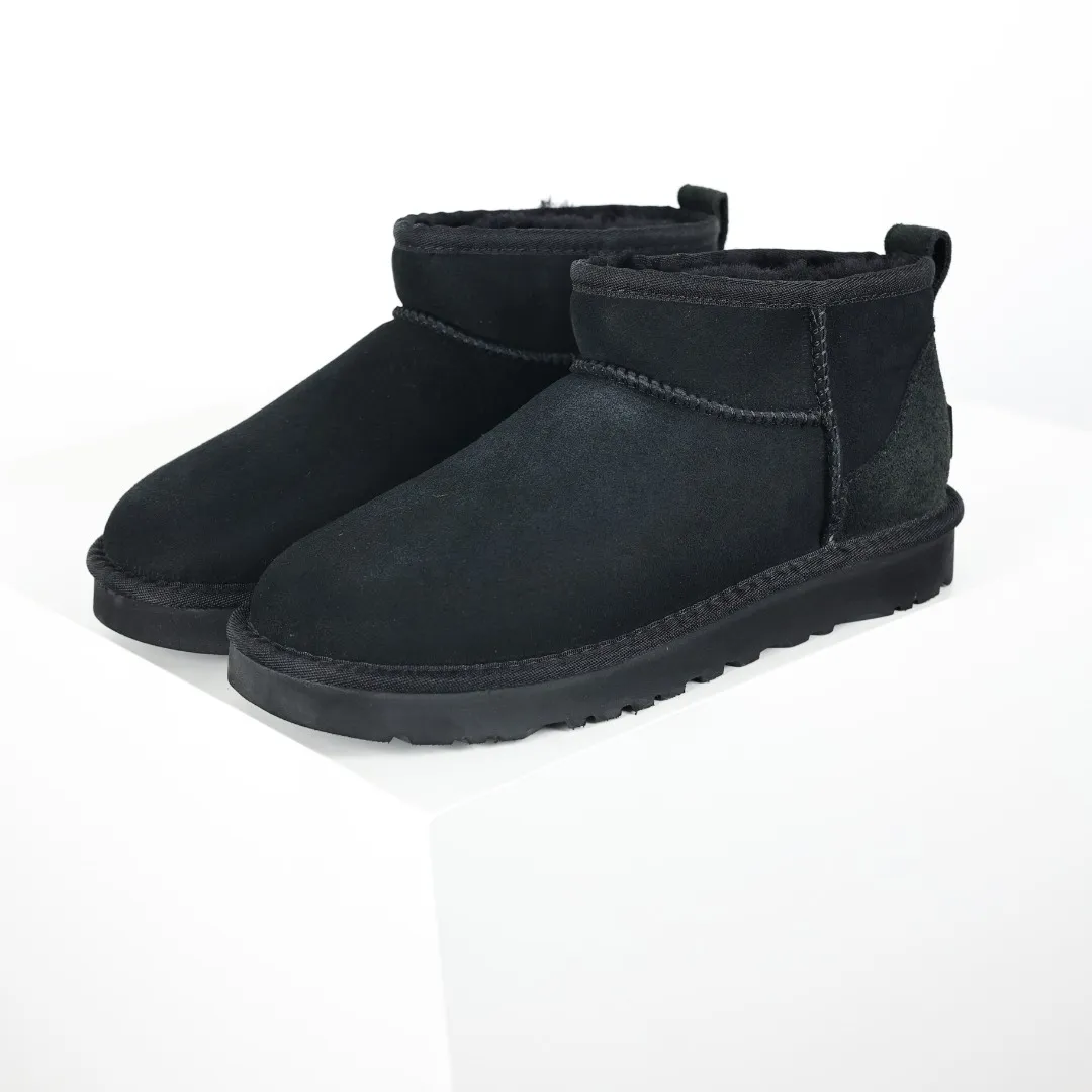Pick up locally 💰480, core recommendation, good price UGG Classic MiNi basic low-top series, Xiaohongshu hot model, Henan Longfeng leather production, sheepskin integrated, top quality in the market, 2-3 cm cashmere insole, keeping warm in winter, suitable for home use. In the new year, uug launched a style series, which is partially biased towards the preferences of young consumers, and has also moved to the forefront of fashion trends. Shoe body material, water-repellent coated suede upper 17mm UGGPURE™ implanted wool insole Lightweight non-slip comfortable rubber outsole With brand LOGO Trademark Comes with full packaging Size: 35 36 37 38 39 40